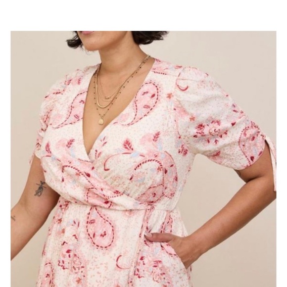 A beautiful Torrid dress in size 3X   Brand new with tags attached - Picture 4 of 9